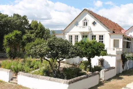 The white 18th-century main house at Quinta Galegas, surrounded by gardens